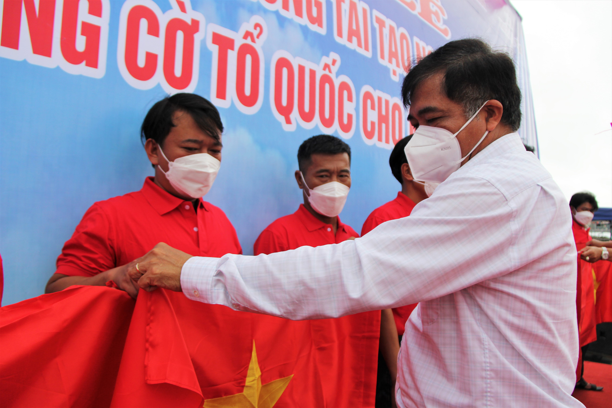 15.000 l&aacute; cờ Tổ quốc đến với ngư d&acirc;n Quảng B&igrave;nh, Quảng Ng&atilde;i - Ảnh 11.