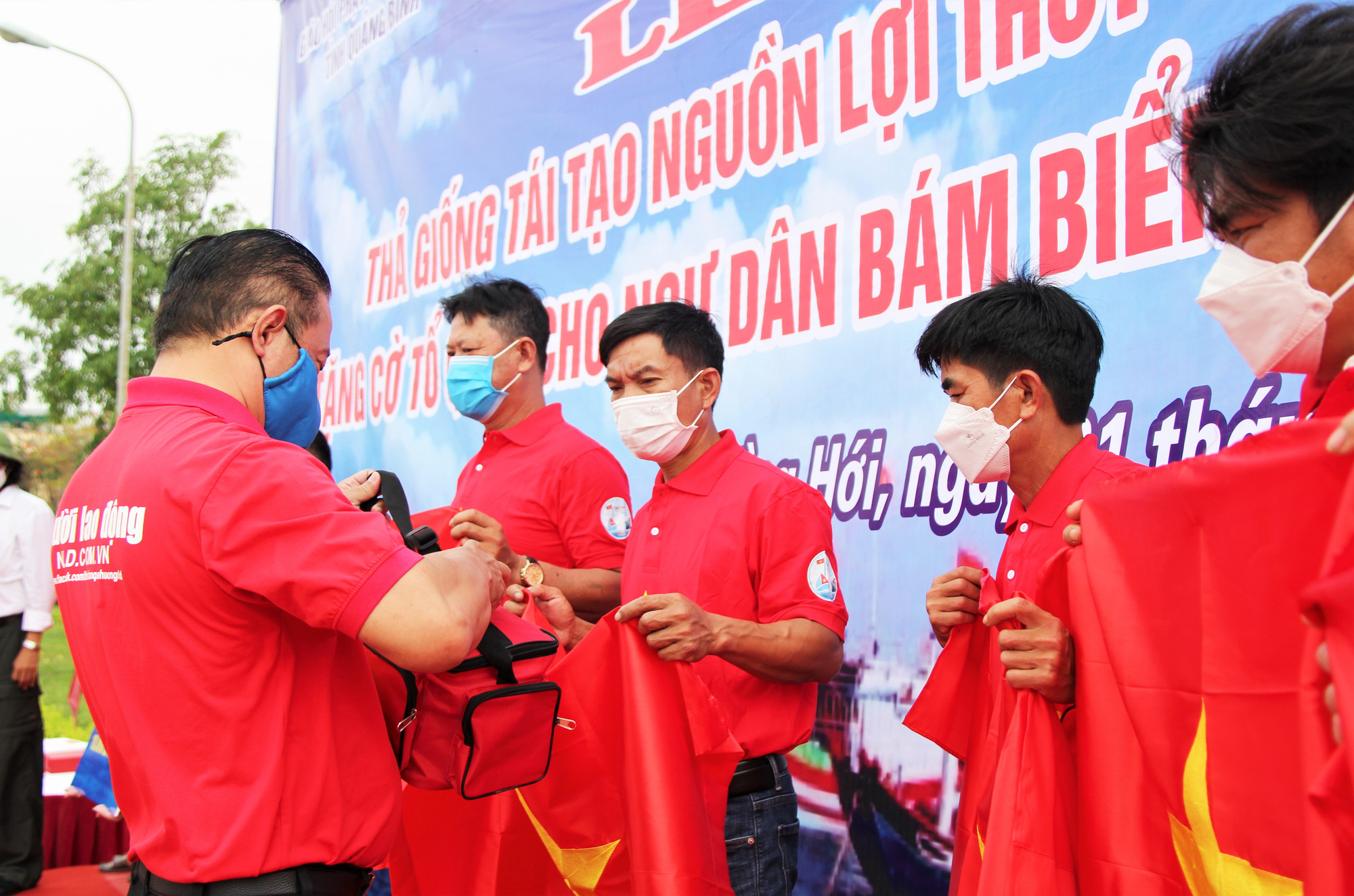 15.000 l&aacute; cờ Tổ quốc đến với ngư d&acirc;n Quảng B&igrave;nh, Quảng Ng&atilde;i - Ảnh 8.