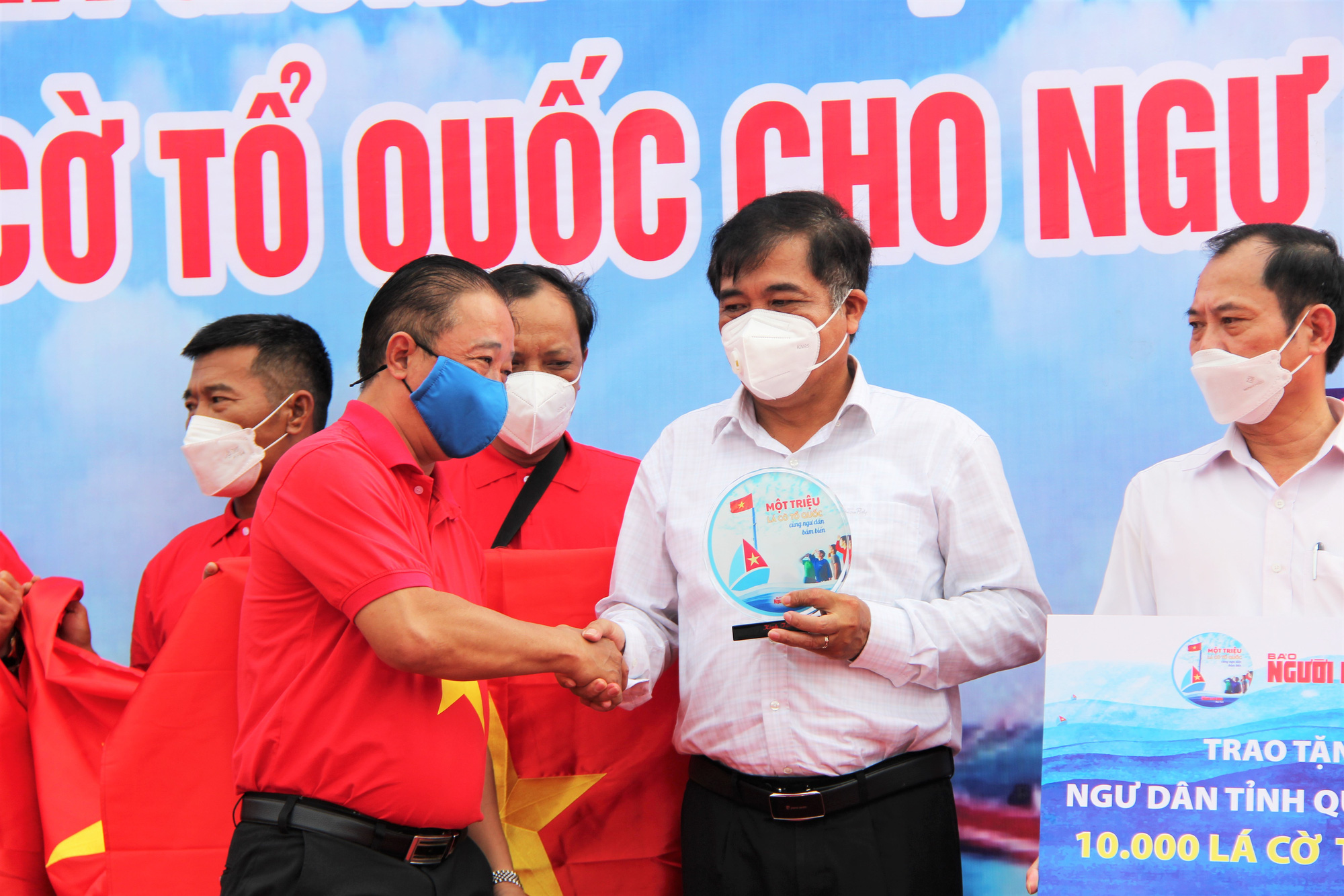 15.000 l&aacute; cờ Tổ quốc đến với ngư d&acirc;n Quảng B&igrave;nh, Quảng Ng&atilde;i - Ảnh 12.