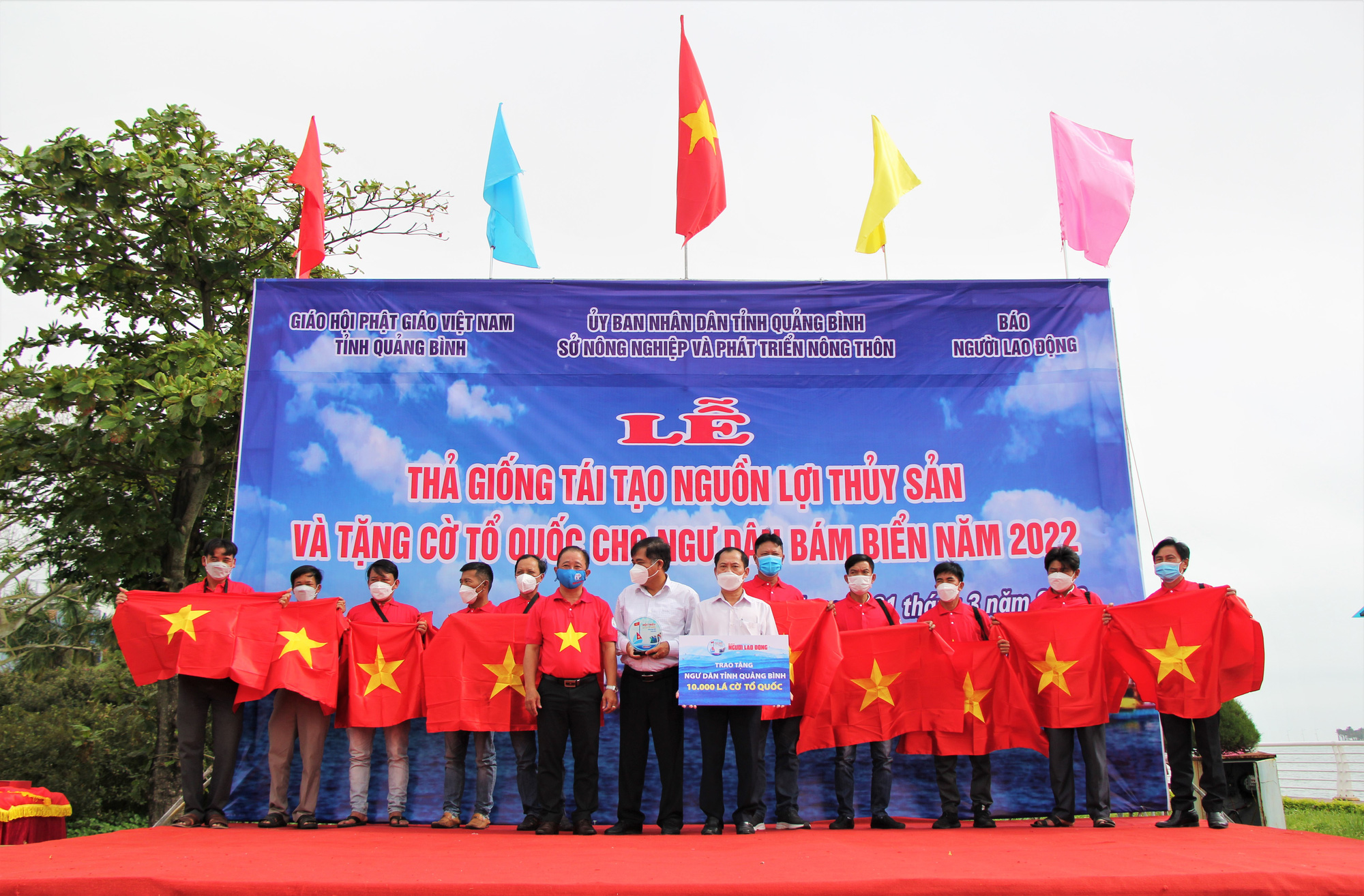 15.000 l&aacute; cờ Tổ quốc đến với ngư d&acirc;n Quảng B&igrave;nh, Quảng Ng&atilde;i - Ảnh 13.