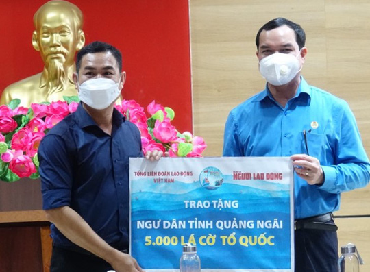 15.000 l&aacute; cờ Tổ quốc đến với ngư d&acirc;n Quảng B&igrave;nh, Quảng Ng&atilde;i - Ảnh 1.