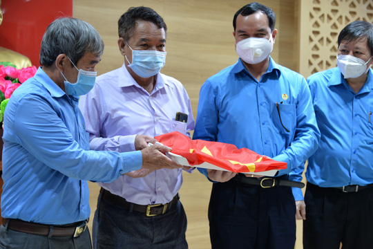 15.000 l&aacute; cờ Tổ quốc đến với ngư d&acirc;n Quảng B&igrave;nh, Quảng Ng&atilde;i - Ảnh 2.