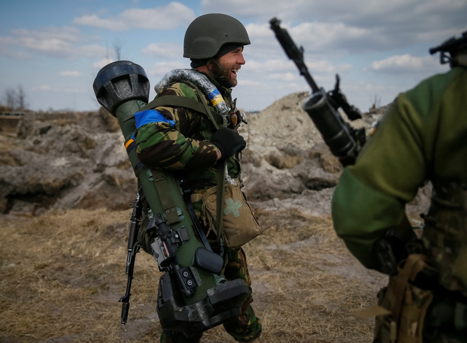 Nga t&aacute;i bố tr&iacute; qu&acirc;n, Ukraine quyết kh&ocirc;ng bu&ocirc;ng Donbas - Ảnh 3.