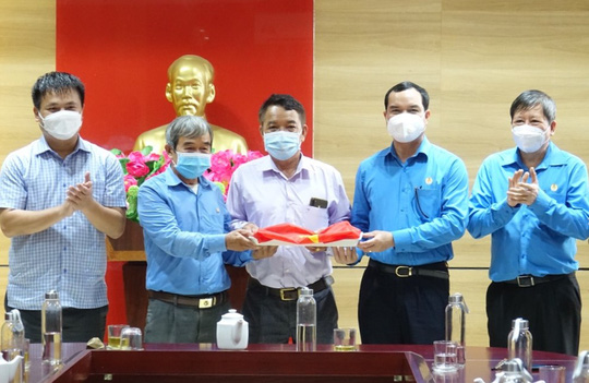 15.000 l&aacute; cờ Tổ quốc đến với ngư d&acirc;n Quảng B&igrave;nh, Quảng Ng&atilde;i - Ảnh 3.