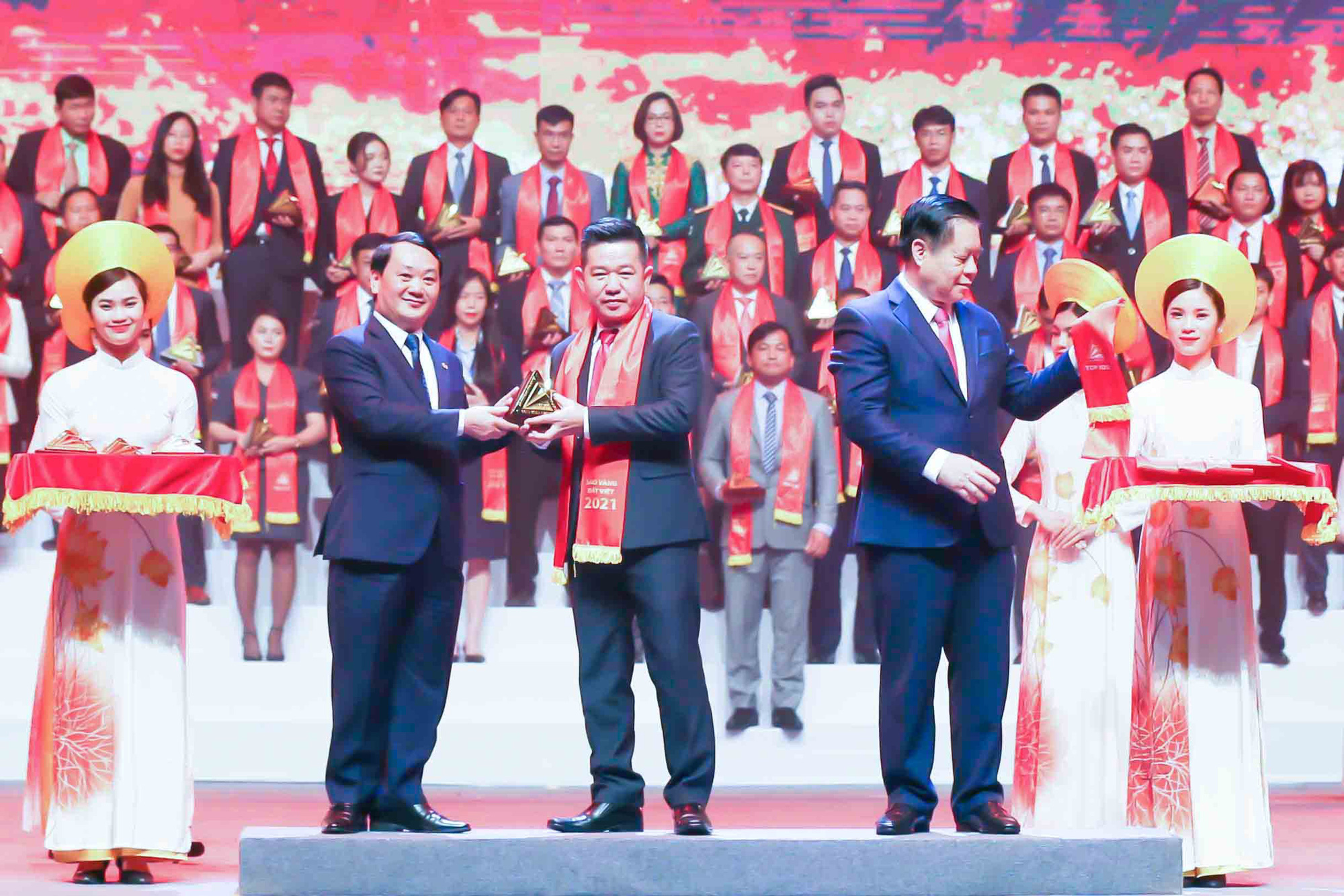 Khang Điền đạt top 100 Sao Vàng Đất Việt - Ảnh 3.