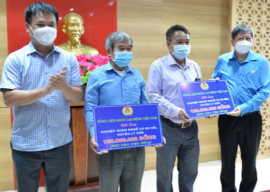 15.000 l&aacute; cờ Tổ quốc đến với ngư d&acirc;n Quảng B&igrave;nh, Quảng Ng&atilde;i - Ảnh 4.