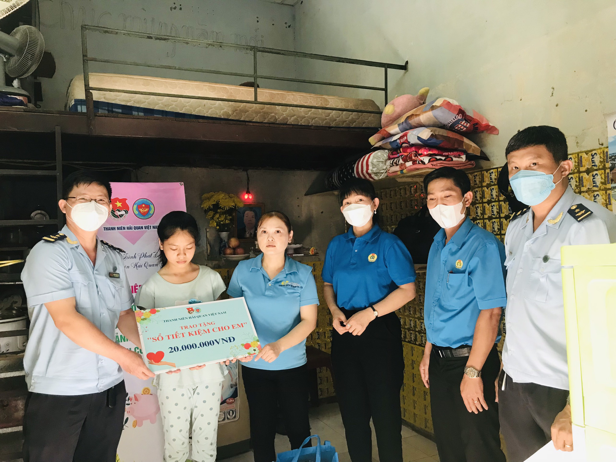 Trao tiền hỗ trợ con công nhân mồ côi do dịch Covid-19