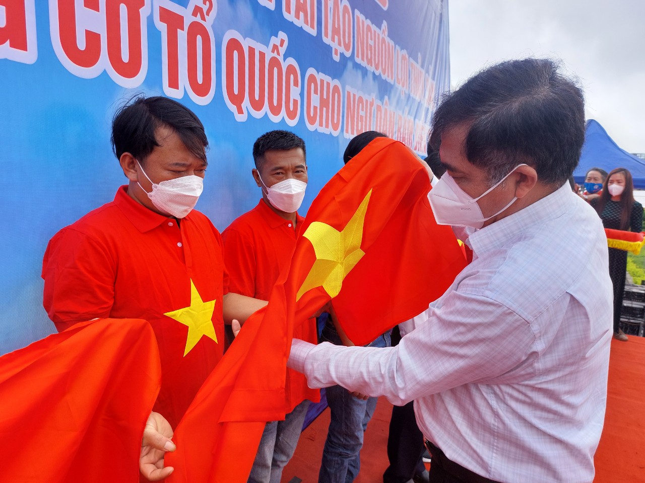 15.000 l&aacute; cờ Tổ quốc đến với ngư d&acirc;n Quảng B&igrave;nh, Quảng Ng&atilde;i - Ảnh 10.