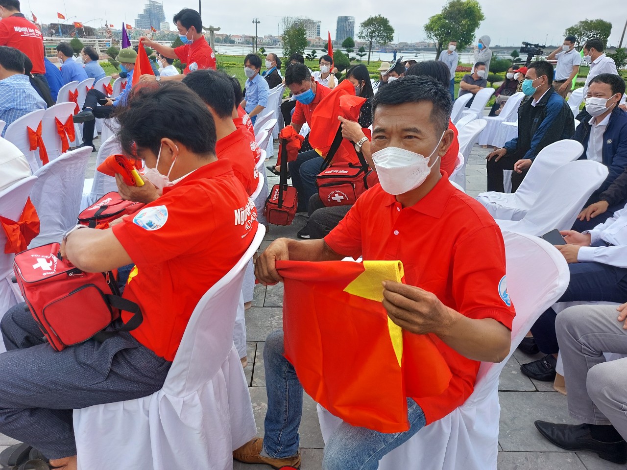 15.000 l&aacute; cờ Tổ quốc đến với ngư d&acirc;n Quảng B&igrave;nh, Quảng Ng&atilde;i - Ảnh 15.