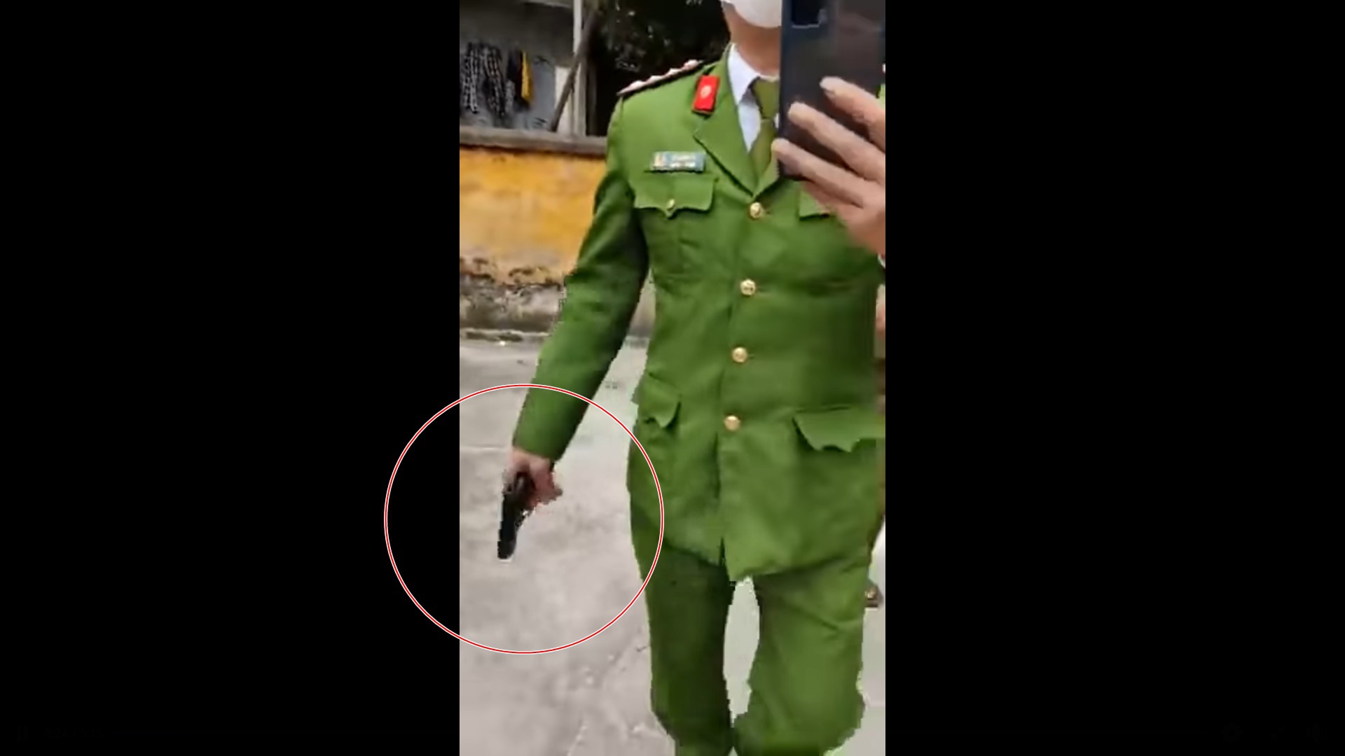 Xác minh clip công an cầm vật giống súng nói chuyện với dân
