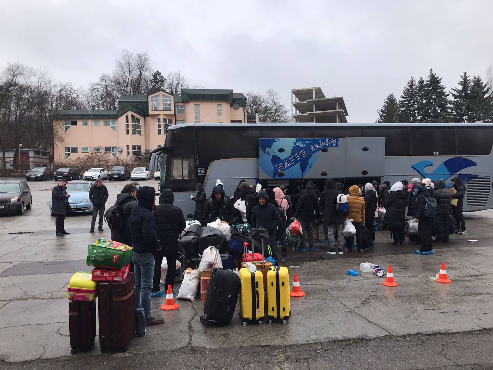 Bộ Ngoại giao và Bộ GTVT tổ chức 2 chuyến bay đưa người Việt ở Ukraine về nước - Ảnh 1.