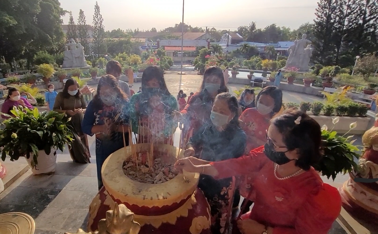Hội Phụ nữ TP Ch&acirc;u Đốc được miễn ph&iacute; v&eacute; v&agrave;o C&aacute;p treo N&uacute;i Sam dịp 8-3 - Ảnh 12.