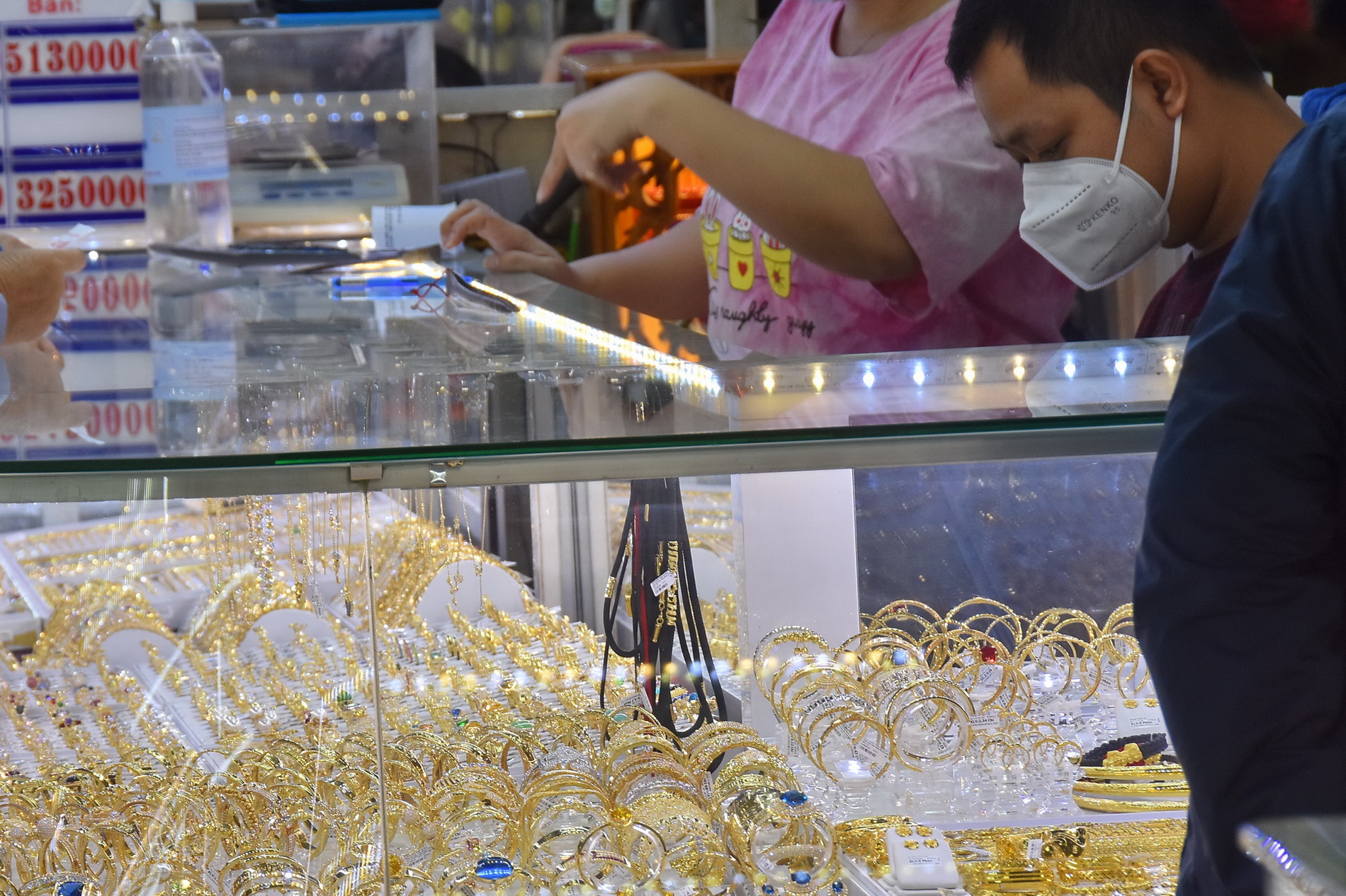 Giá vàng hôm nay 4-3: Vàng SJC trở lại vùng đỉnh lịch sử