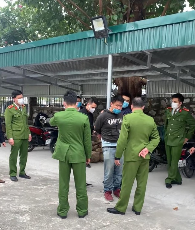 H&ocirc; &ldquo;trong người c&oacute; 2 quả bom&rdquo;, nam thanh ni&ecirc;n cướp ng&acirc;n h&agrave;ng Vietcombank - Ảnh 2.