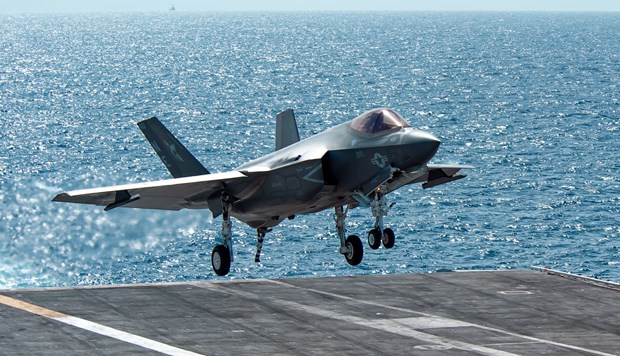 Mỹ trục vớt được chiếc F-35C Lightning II gặp nạn trên biển Đông - Ảnh 1.