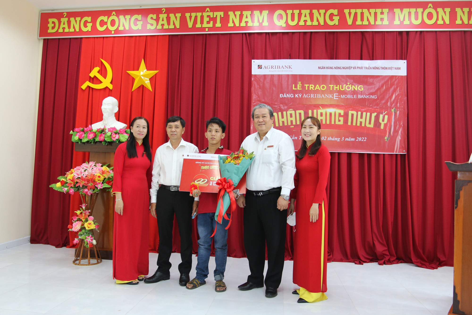 Agribank Cần Thơ II trao 2 chỉ vàng SJC cho khách hàng trúng thưởng