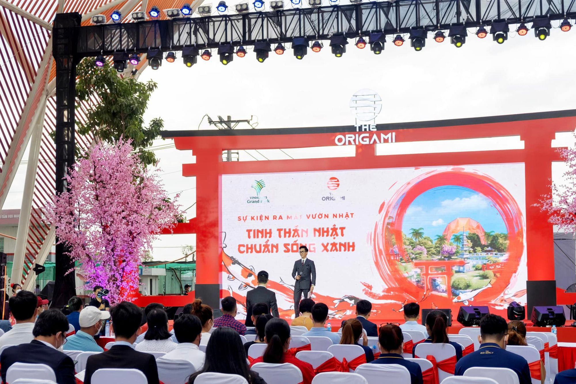 MC Trung Hậu với bộ Anh Văn Ph&ograve;ng Nhật trong sự kiện ra mắt Vườn Nhật The Origami - Ảnh 1.