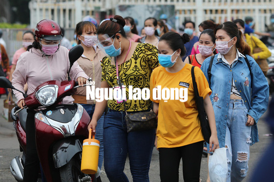 Người lao động đối diện t&igrave;nh trạng bấp b&ecirc;nh về sinh kế - Ảnh 1.