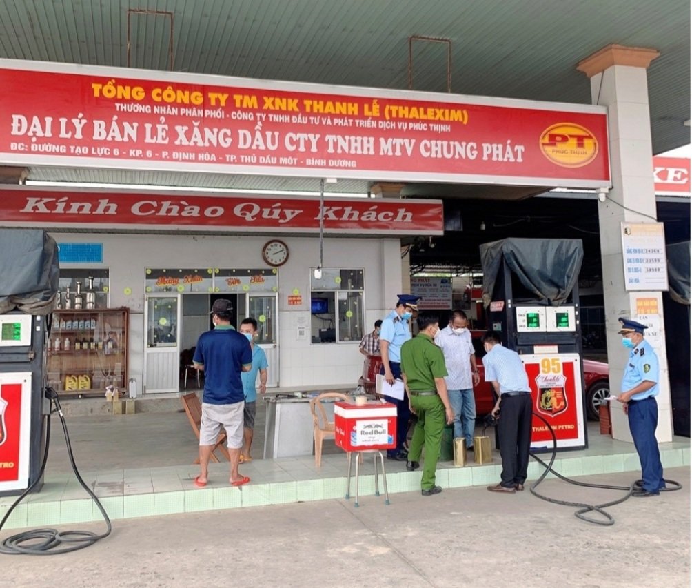 B&igrave;nh Dương: B&aacute;n xăng k&eacute;m chất lượng, hai c&ocirc;ng ty bị phạt hơn 445 triệu đồng - Ảnh 1.