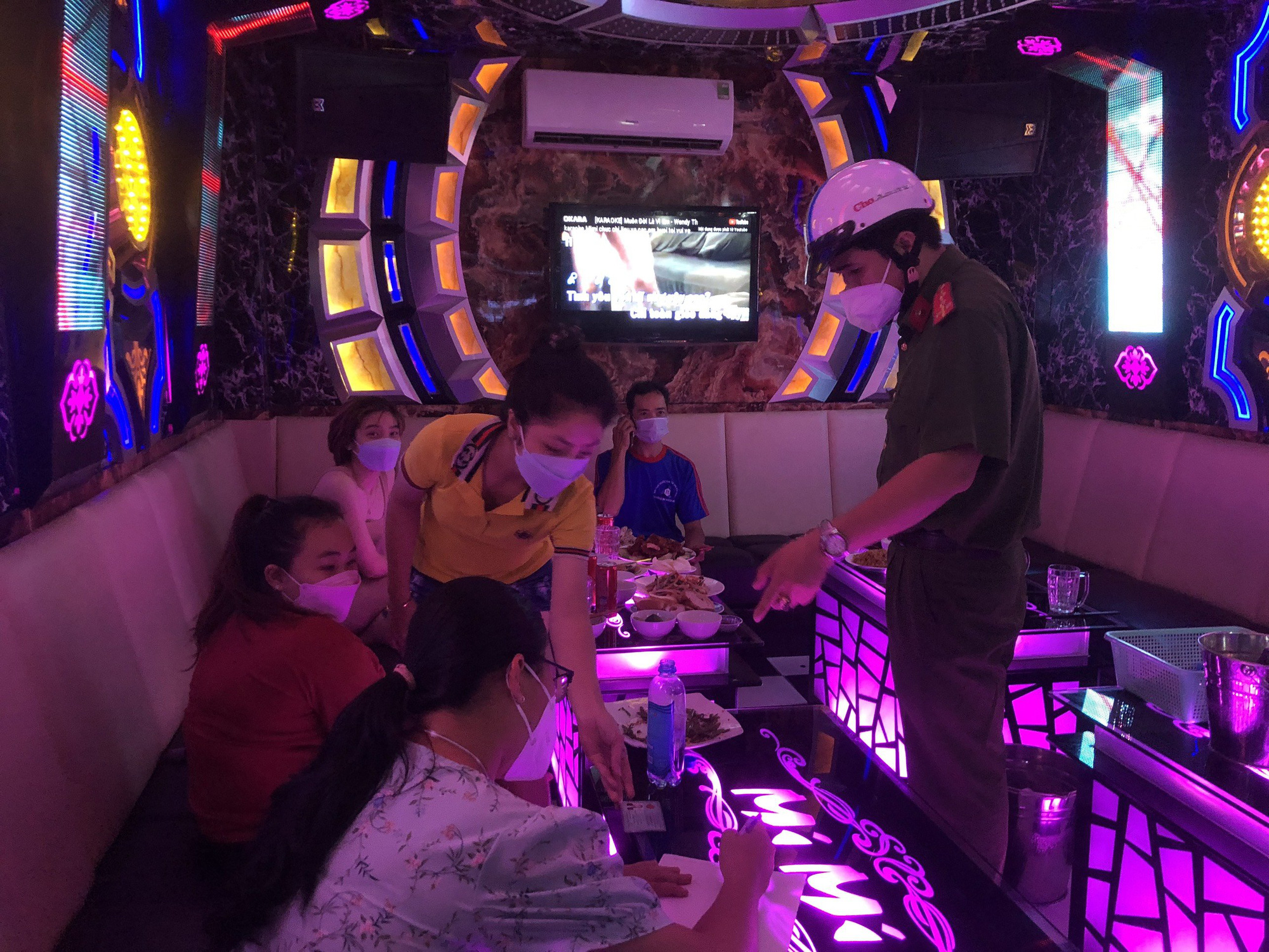 TP HCM: Nhiều quán karaoke tại "vùng cam" vẫn hoạt động bất chấp quy định