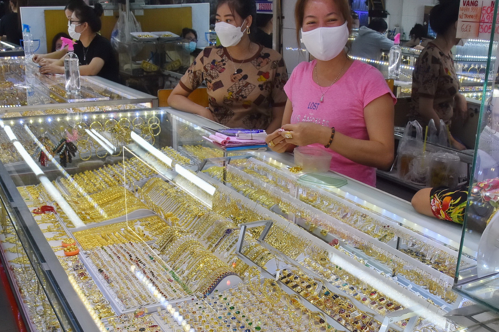 Giá vàng hôm nay 5-3: Tăng dữ dội khi tình hình Ukraine căng thẳng