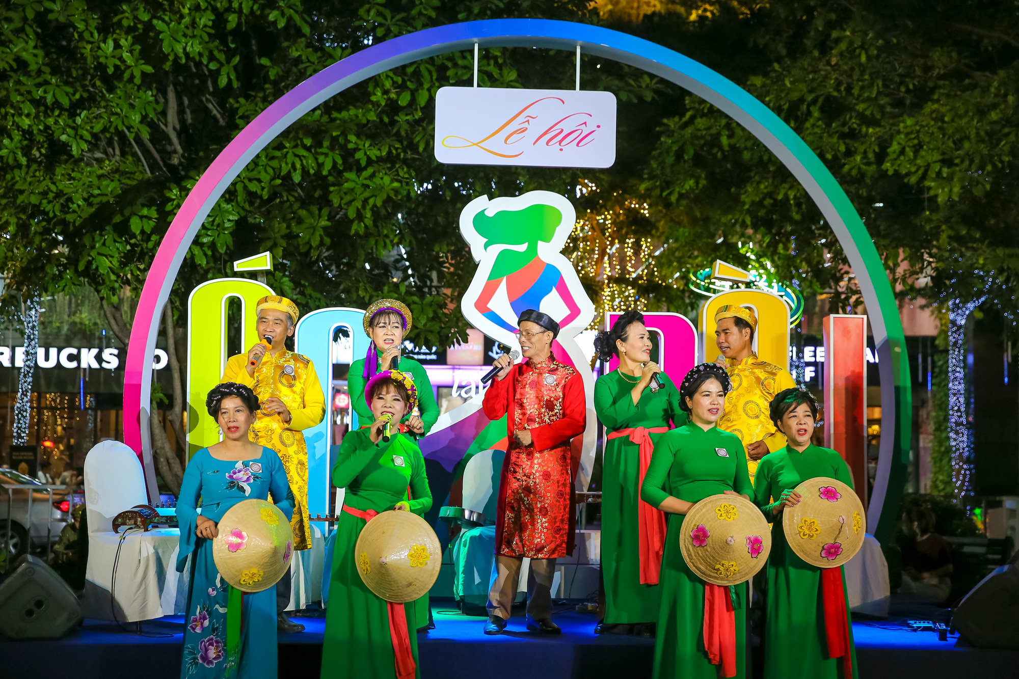 Mãn nhãn đêm khai mạc Lễ hội áo dài 2022 - Ảnh 1.