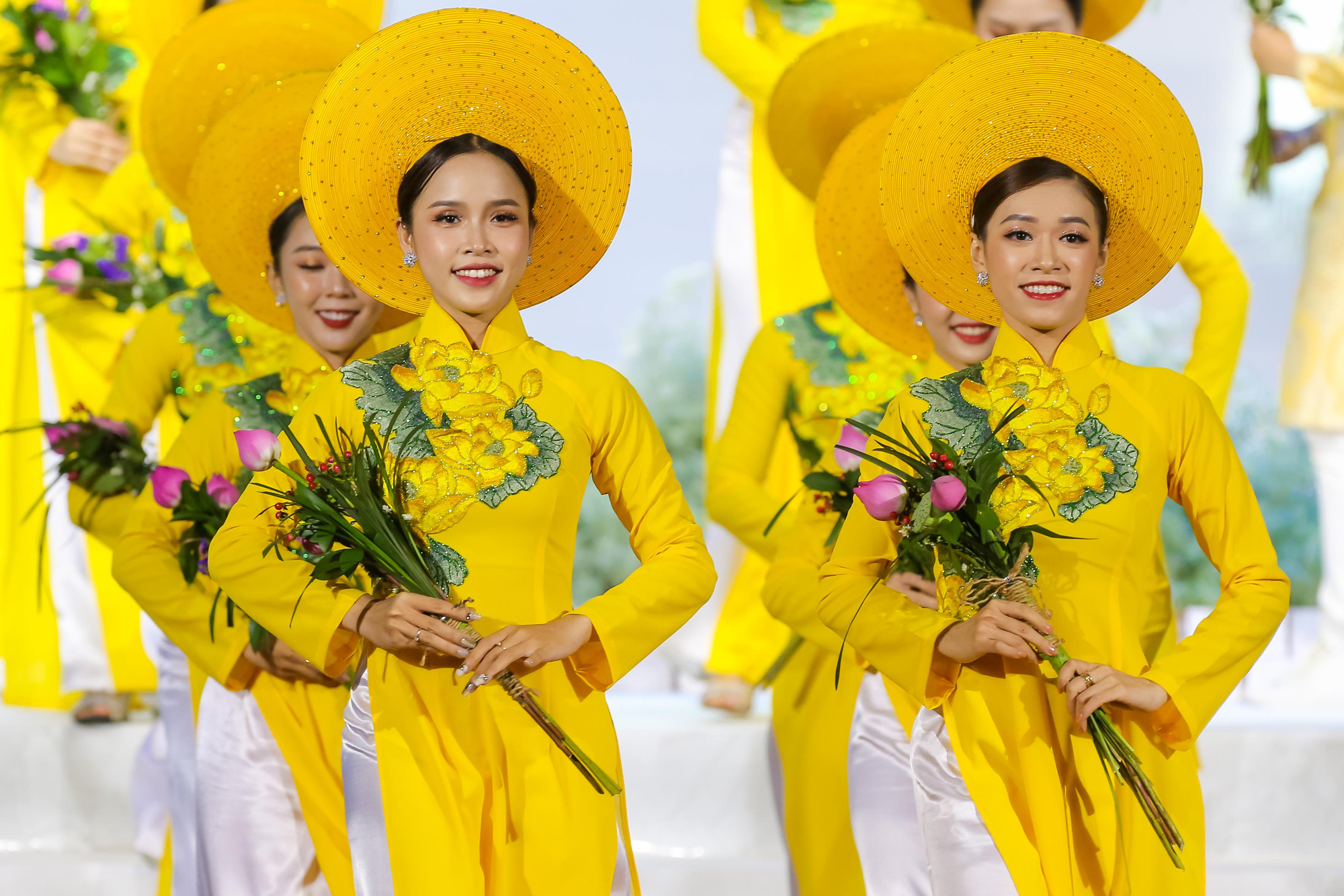 Mãn nhãn đêm khai mạc Lễ hội áo dài 2022 - Ảnh 5.