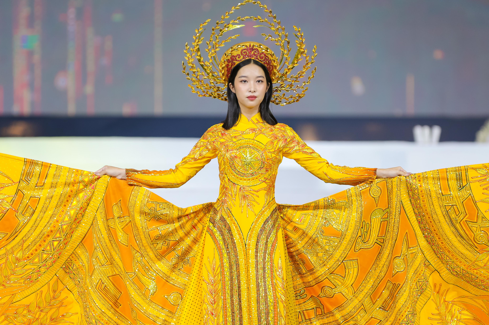 Mãn nhãn đêm khai mạc Lễ hội áo dài 2022 - Ảnh 13.