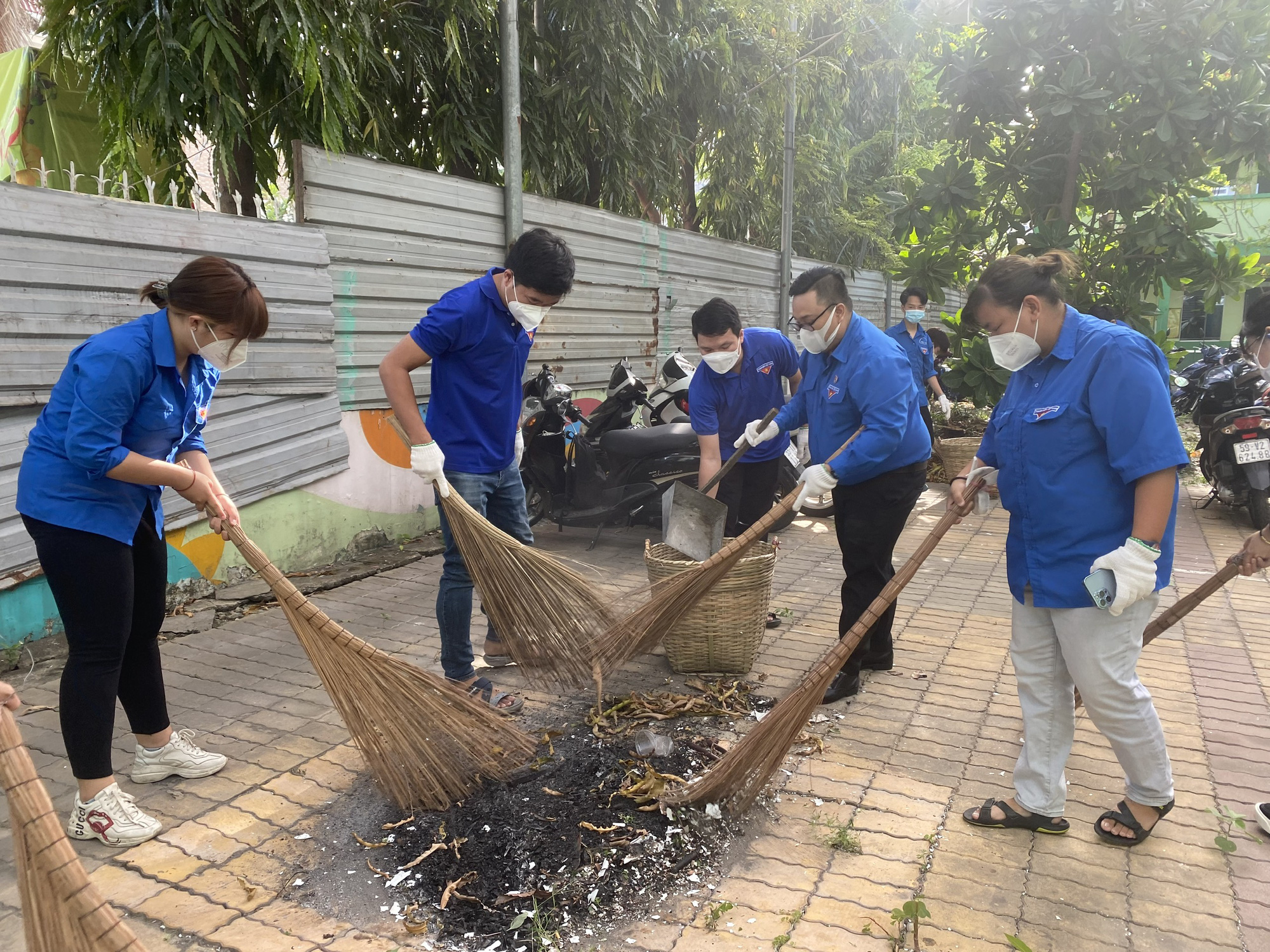 TP HCM: Tuổi trẻ quận 3 ra qu&acirc;n dọn r&aacute;c Trường Mầm non 12 - Ảnh 4.