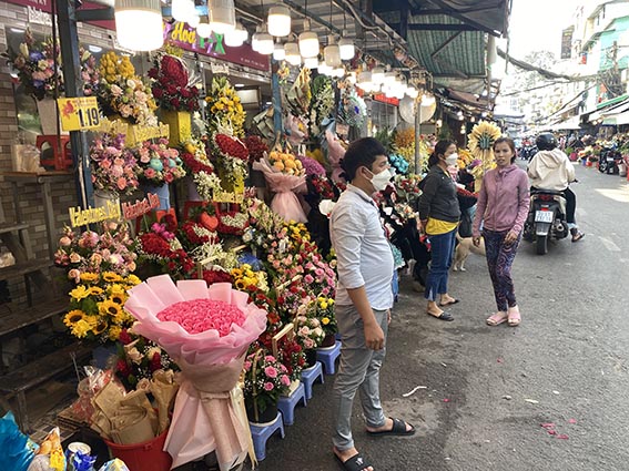 Hoa cho lễ 8-3 dồi dào, giá tăng nhẹ