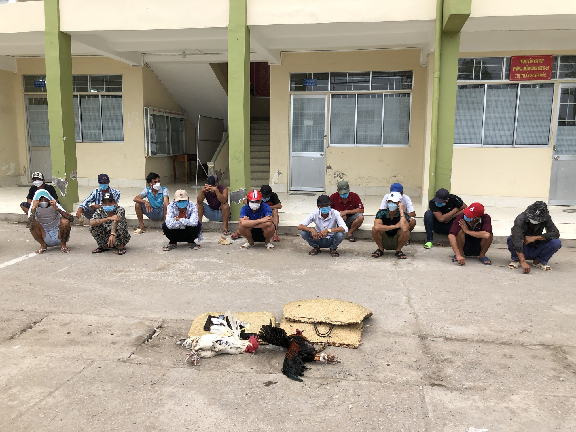 Bắt tại trận h&agrave;ng chục đối tượng đ&aacute;nh bạc trong khu đất trồng chuối - Ảnh 2.