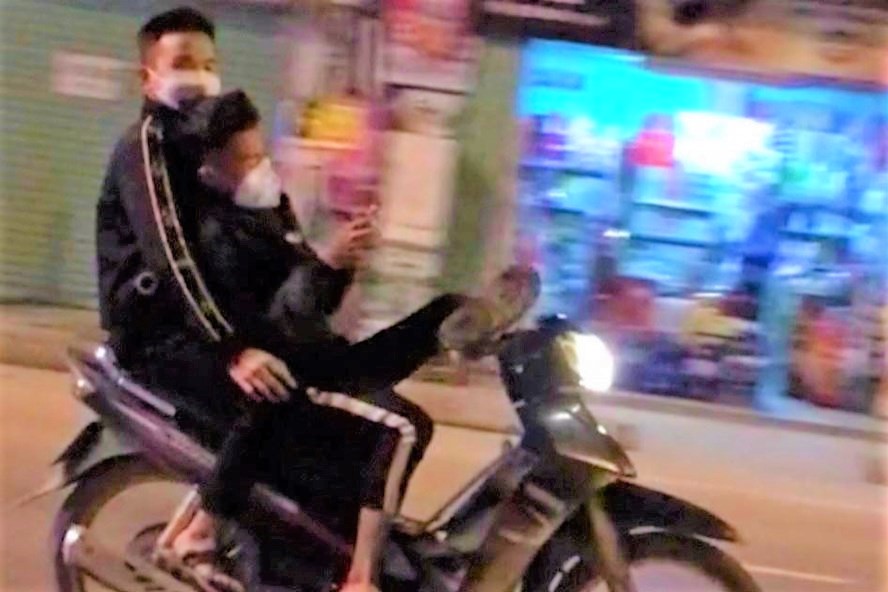 Hú hồn cảnh 2 "quái xế" lái xe máy bằng 1 chân, tay bấm điện thoại