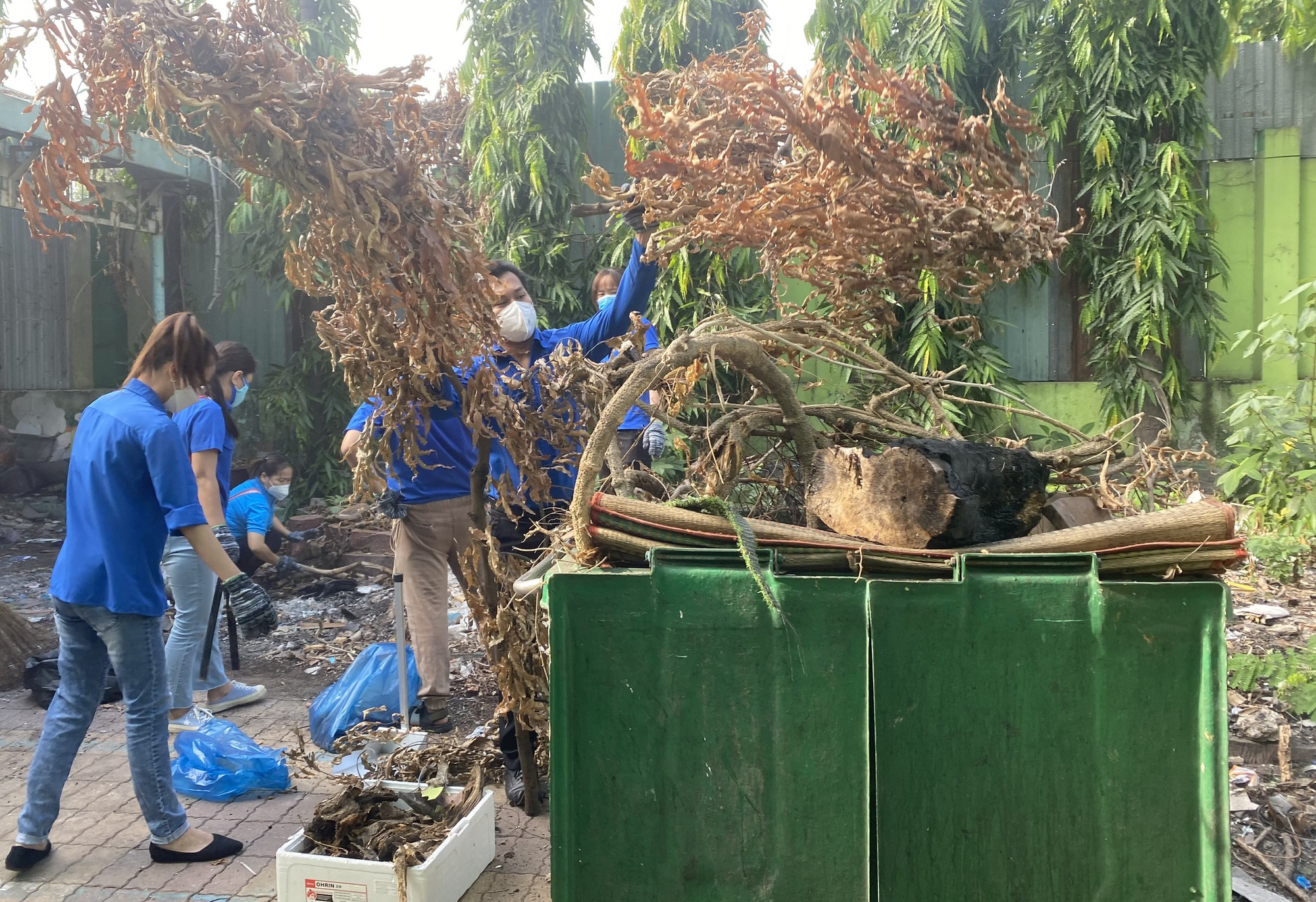 TP HCM: Tuổi trẻ quận 3 ra qu&acirc;n dọn r&aacute;c Trường Mầm non 12 - Ảnh 6.