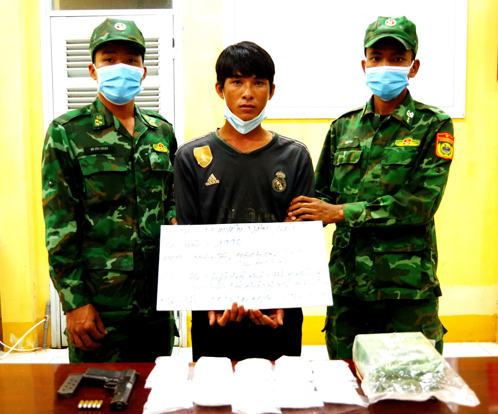 Đối tượng Nguyễn Văn Liệt mang theo s&uacute;ng vận chuyển 2kg chất nghi ma t&uacute;y - Ảnh 6.
