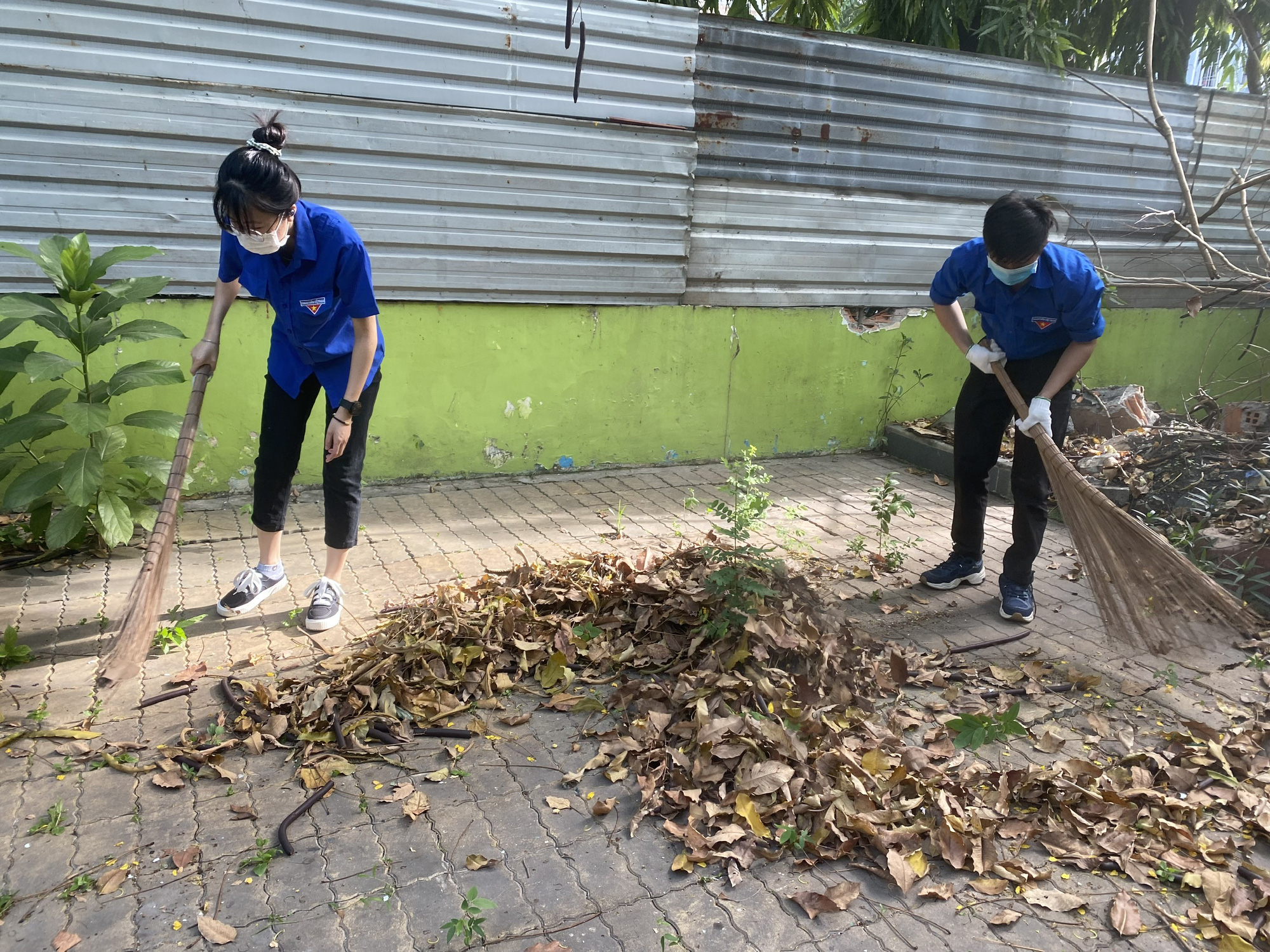 TP HCM: Tuổi trẻ quận 3 ra qu&acirc;n dọn r&aacute;c Trường Mầm non 12 - Ảnh 5.