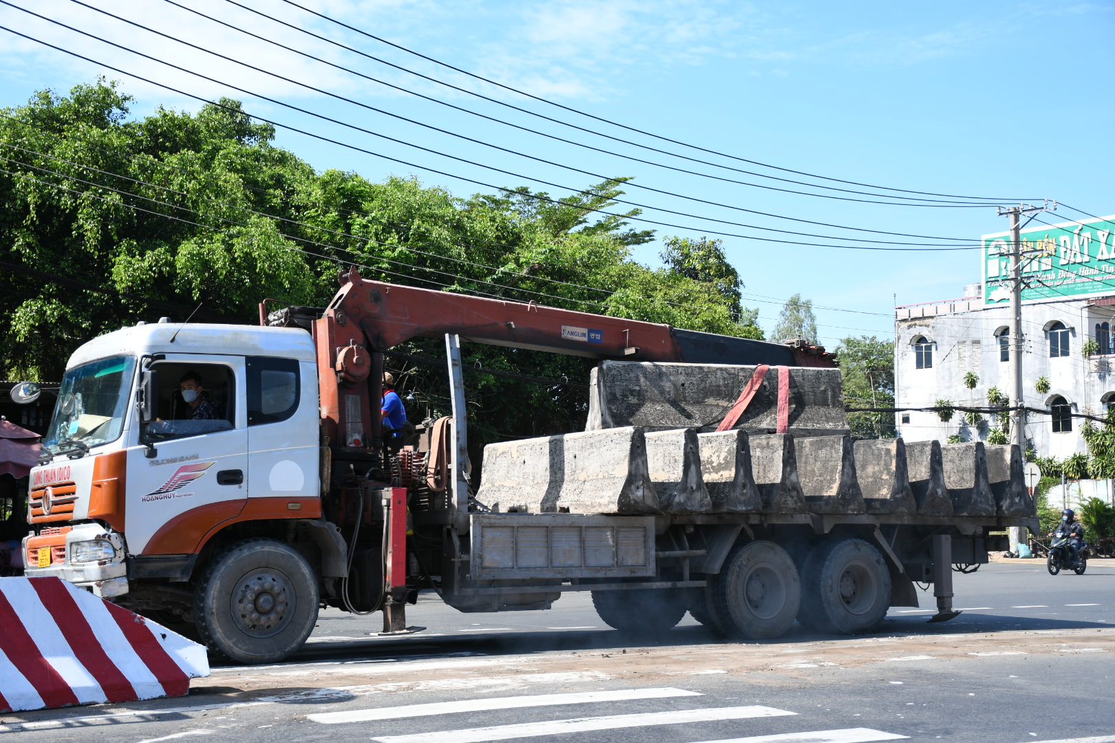 Đã dỡ dải phân cách phía Đông gần trạm BOT Trảng Bom gây bức xúc - Ảnh 2.