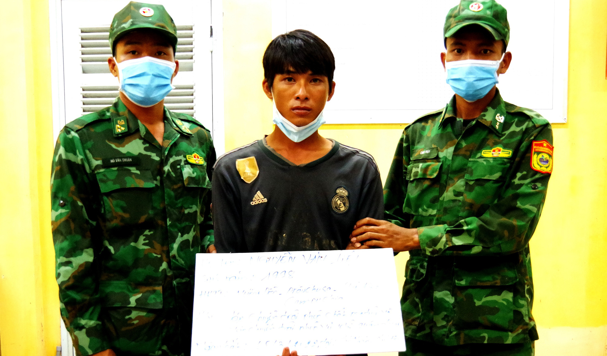 Đối tượng Nguyễn Văn Liệt mang theo súng vận chuyển 2kg chất nghi ma túy