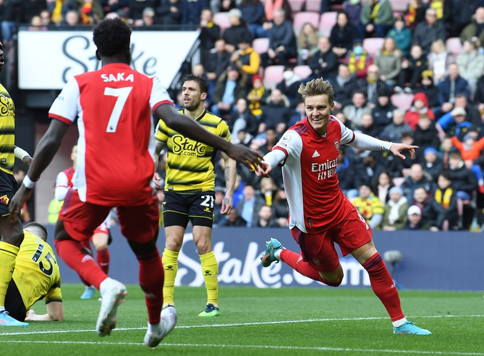 Bùng nổ ở Vicarage Road, Arsenal bay vào Top 4 Ngoại hạng Anh