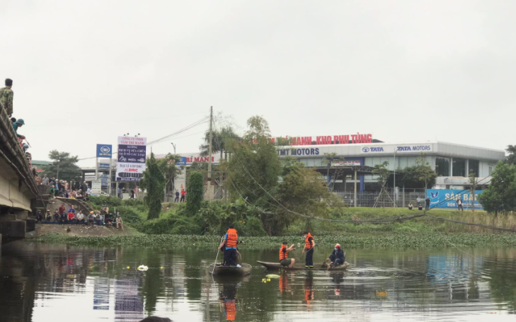 Sau tiếng va chạm lớn, thi thể nam thanh niên được tìm thấy dưới sông