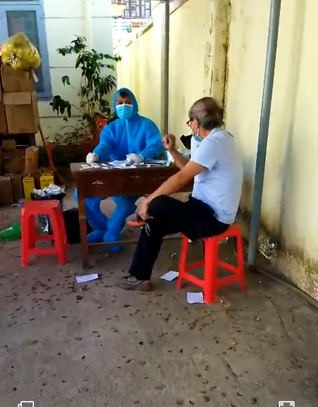 Nguyên chủ tịch phường bị tố hành hung nhân viên y tế khi đang làm nhiệm vụ