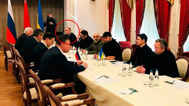 Nh&agrave; đ&agrave;m ph&aacute;n với Nga của Ukraine bị an ninh bắn chết - Ảnh 2.