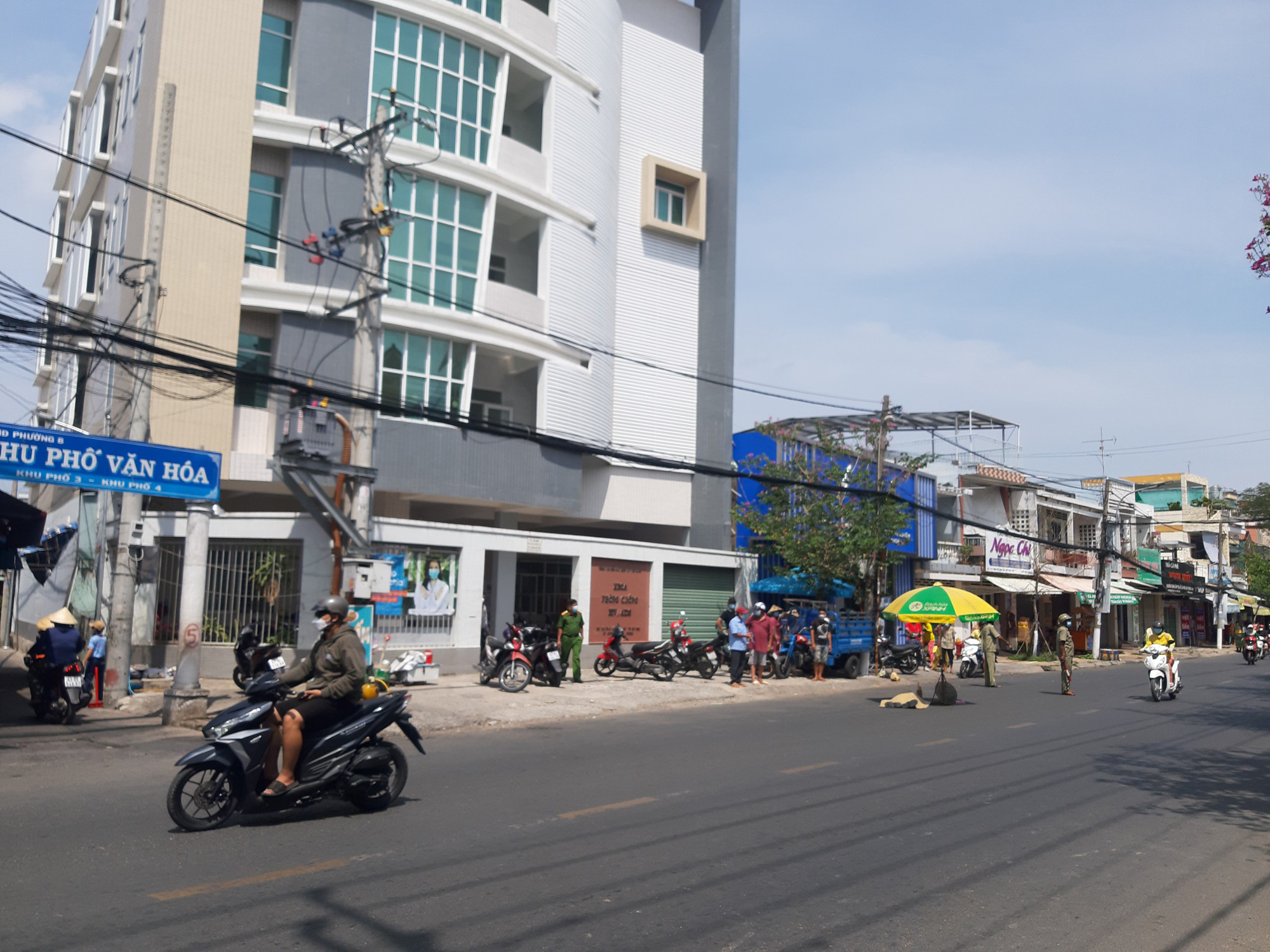 Điều tra vụ bảo vệ thuộc CDC Tiền Giang nhảy lầu tự tử - Ảnh 1.