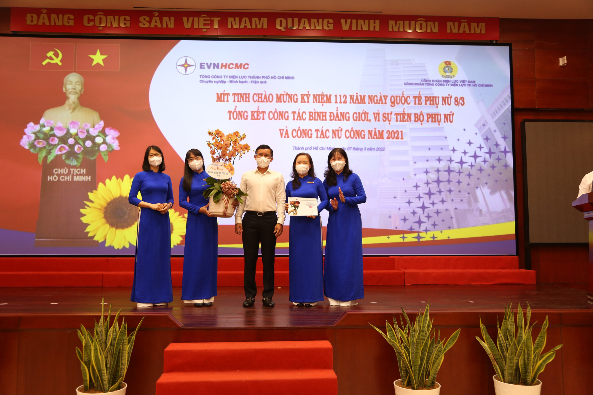 EVNHCMC: Khen thưởng 347 nữ công nhân viên chức "Giỏi việc nước, đảm việc nhà"