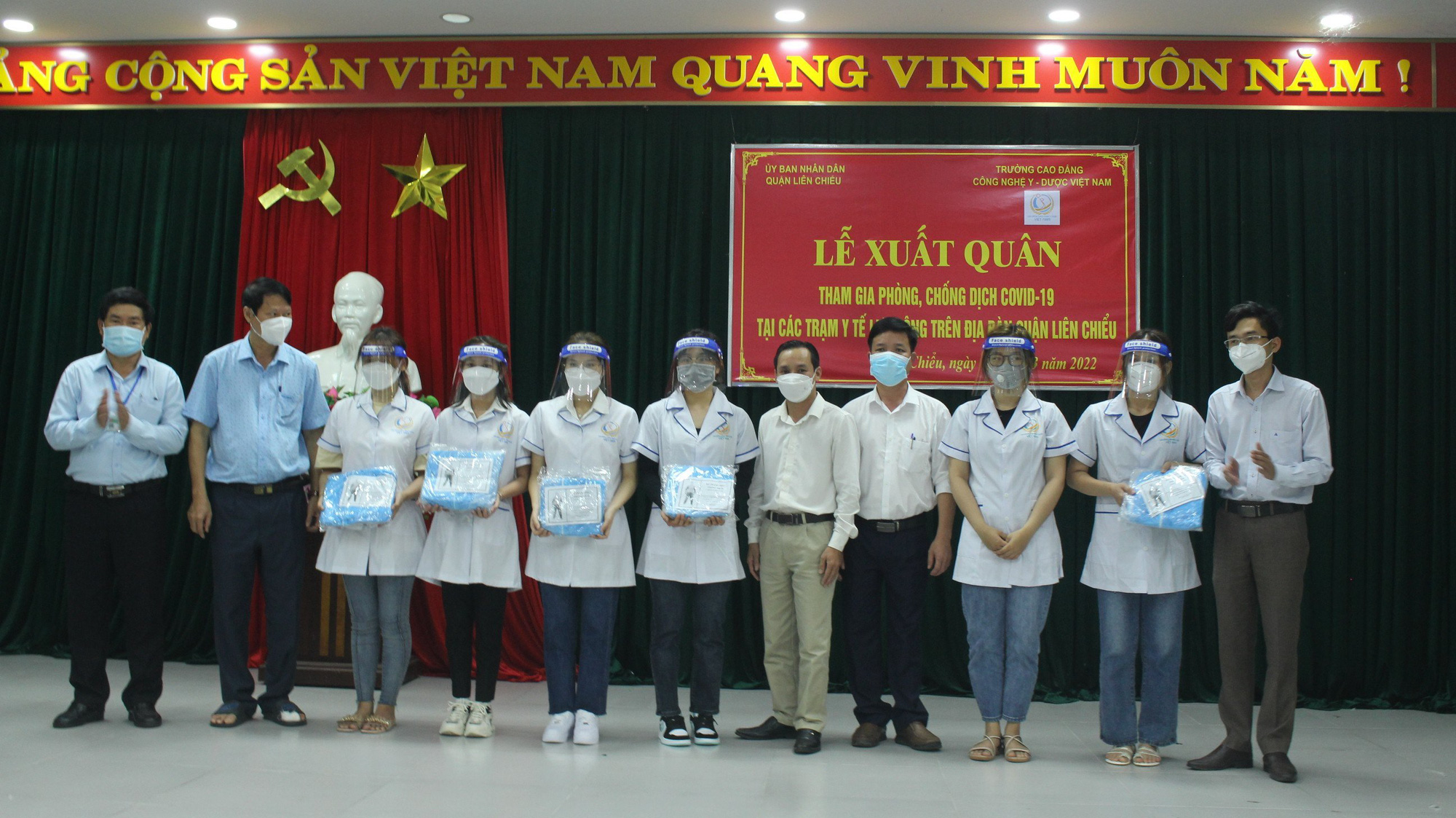 Sinh viên Cao đẳng Công nghệ Y – Dược Việt Nam tham gia hỗ trợ phòng chống Covid-19