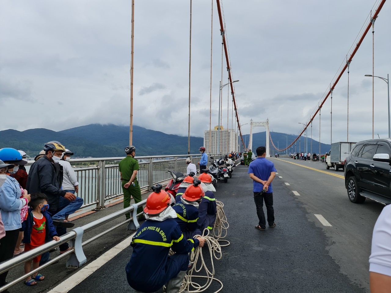 Đà Nẵng: Gần 7 giờ thuyết phục người đàn ông dọa nhảy cầu Thuận Phước - Ảnh 4.