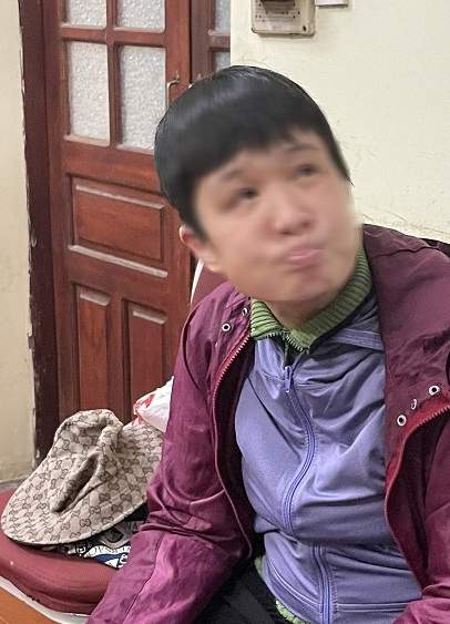 Th&ocirc;ng tin bất ngờ về người phụ nữ thả b&eacute; g&aacute;i 2 tuổi xuống cống, nước ngập tới cổ - Ảnh 2.