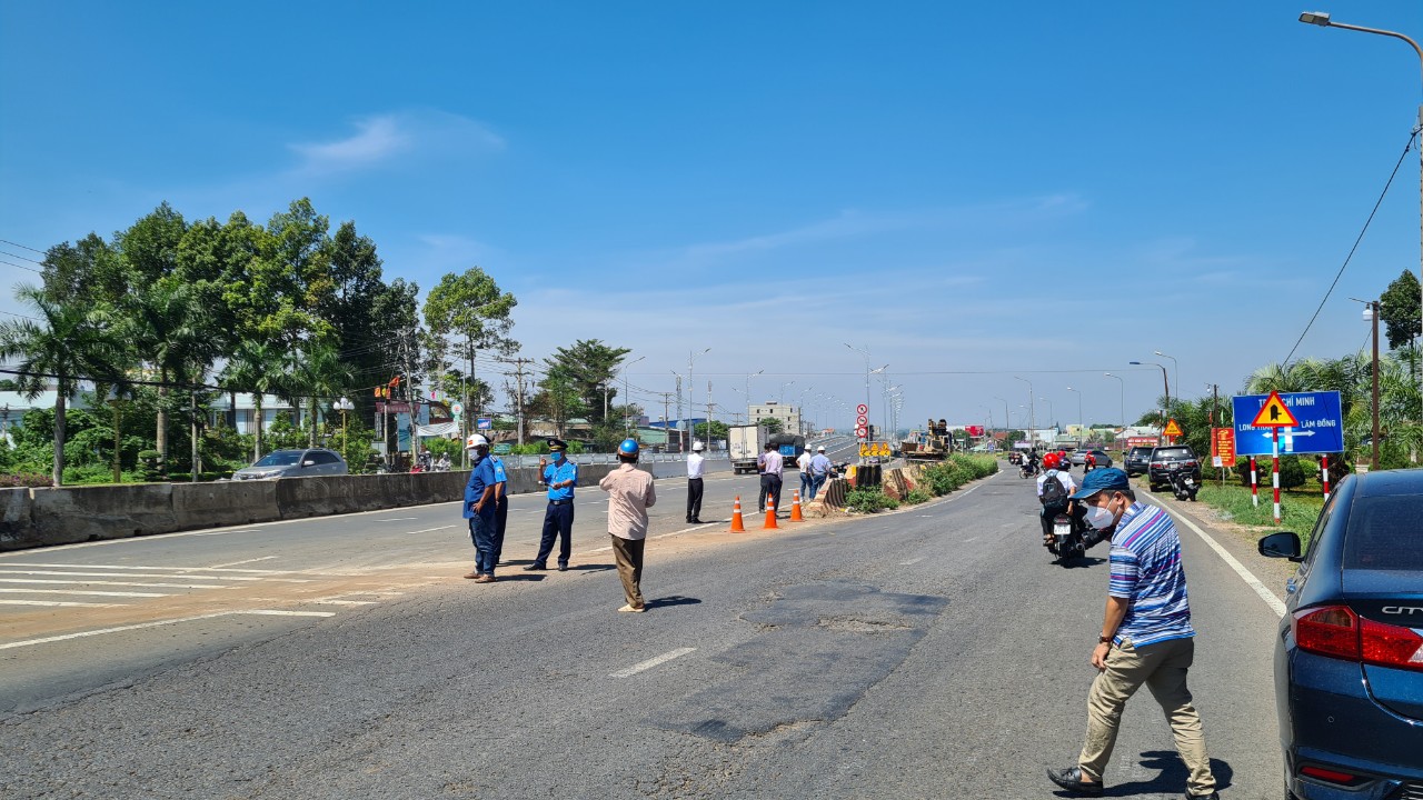 Những chiếc xe đầu tiên lăn bánh qua cầu vượt Dầu Giây - Ảnh 6.