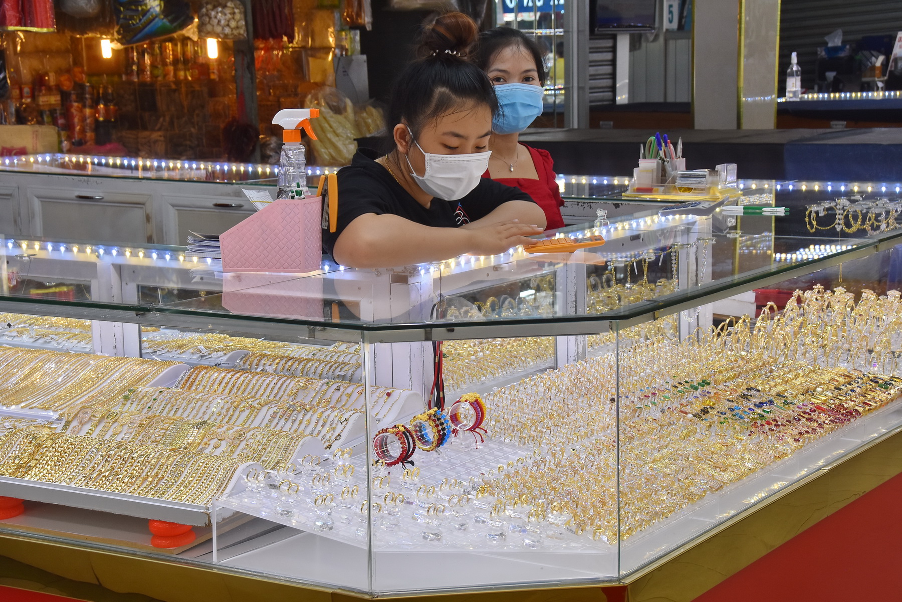 Giá vàng hôm nay 8-3: Vàng thế giới hạ nhiệt, vàng SJC vẫn neo trên 73 triệu đồng/lượng - Ảnh 1.