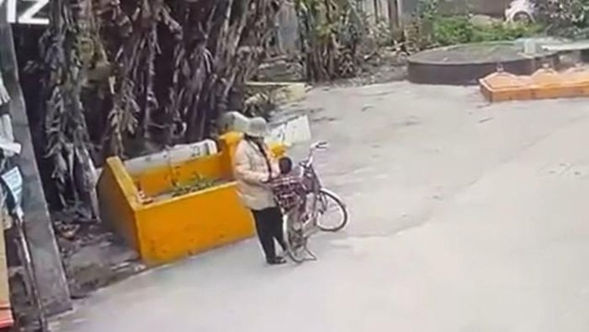 Thông tin bất ngờ về người phụ nữ thả bé gái 2 tuổi xuống cống, nước ngập tới cổ