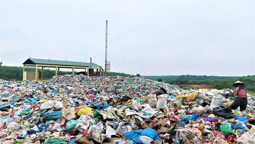 Rác "vây" công trình xử lý rác thải